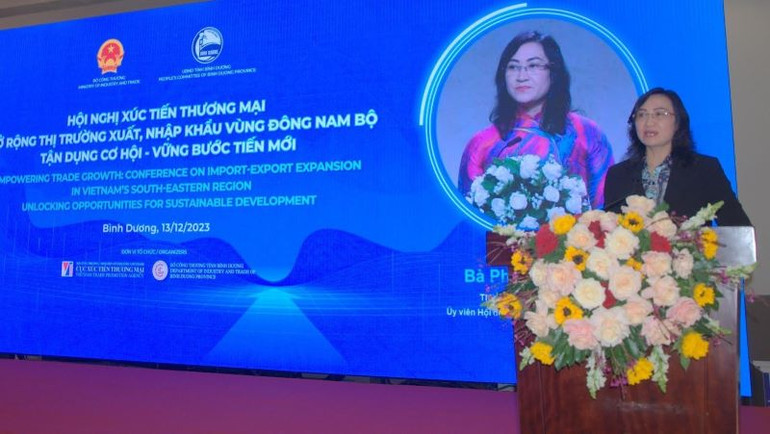 Thứ trưởng Công thương Phan Thị Thắng phát biểu ý kiến tại hội nghị.