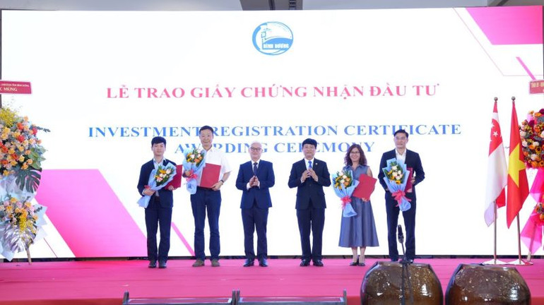 Lãnh đạo tỉnh Bình Dương trao Giấy chứng nhận đầu tư cho doanh nghiệp Singapore.
