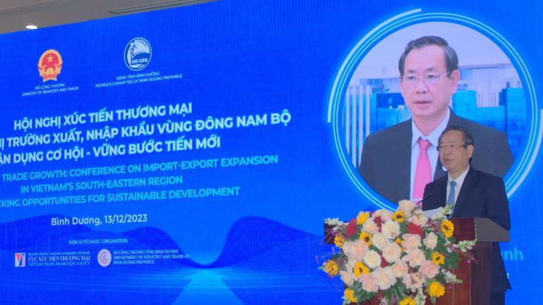 Phó Chủ tịch Ủy ban nhân dân tỉnh Bình Dương Nguyễn Văn Dành phát biểu ý kiến tại hội nghị.