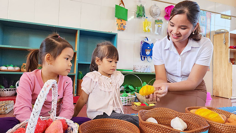 Giáo viên Trường mầm non Đông Phong (Cao Phong, Hòa Bình) tự làm đồ dùng, đồ chơi giúp học sinh hứng thú hơn trong học tập. Giáo viên Trường mầm non Đông Phong (Cao Phong, Hòa Bình) tự làm đồ dùng, đồ chơi giúp học sinh hứng thú hơn trong học tập.