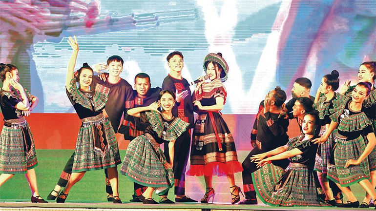 Sắc mầu trang phục truyền thống các dân tộc ở Đắk Lắk trong đêm trình diễn.