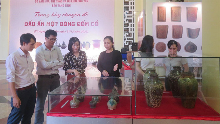 Khách tham quan triển lãm “Dấu ấn một dòng gốm cổ”.