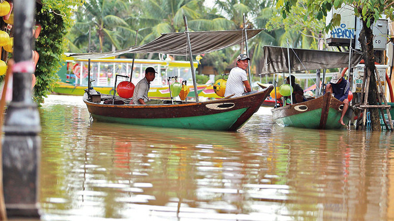 Một góc phố cổ Hội An bị ngập sâu. Một góc phố cổ Hội An bị ngập sâu.