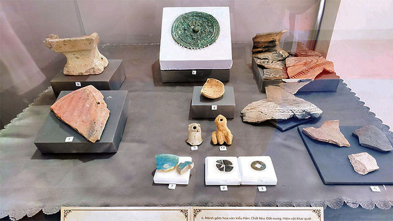Triển lãm cổ vật Óc Eo tại hội thảo. Triển lãm cổ vật Óc Eo tại hội thảo.