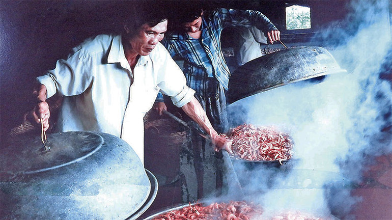 Nghề làm tôm khô ở thị trấn Rạch Gốc, huyện Ngọc Hiển, tỉnh Cà Mau. Nghề làm tôm khô ở thị trấn Rạch Gốc, huyện Ngọc Hiển, tỉnh Cà Mau.