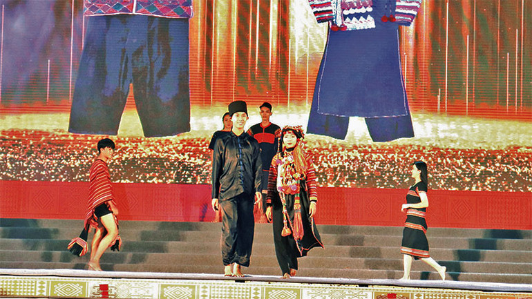 Trang phục của người Hà Nhì.