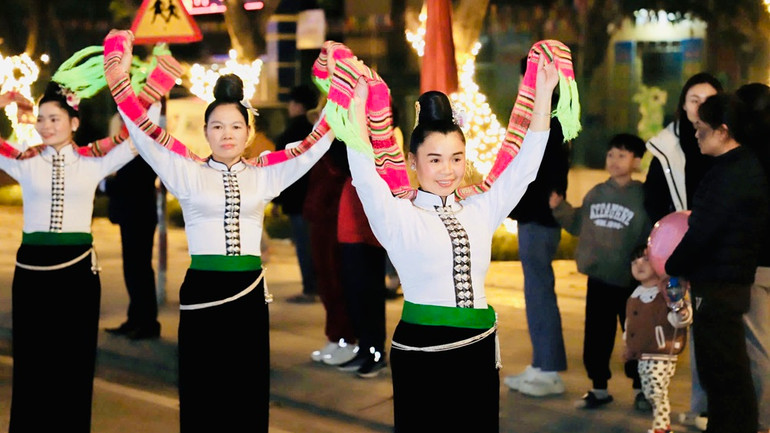 Xòe Thái trên đường phố trong lễ hội. (Ảnh: THANH SƠN)