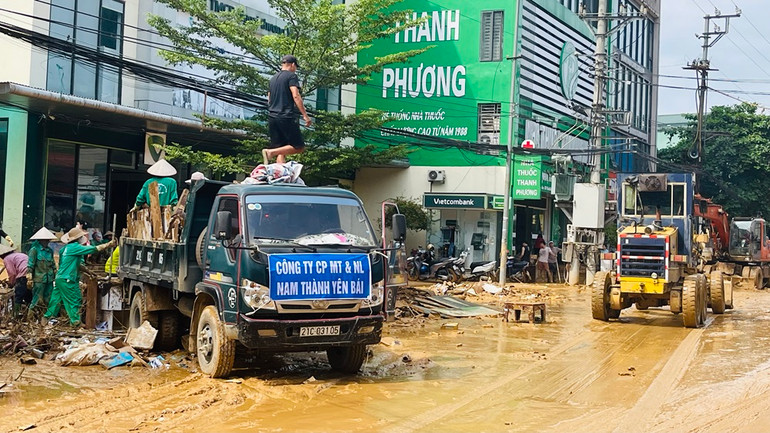 Sau bão số 3, công nhân Công ty cổ phần Môi trường và năng lượng Nam Thành Yên Bái khẩn trương dọn vệ sinh, làm sạch bùn đất sau bão tại các tuyến đường thành phố Yên Bái. (Ảnh: THANH SƠN)
