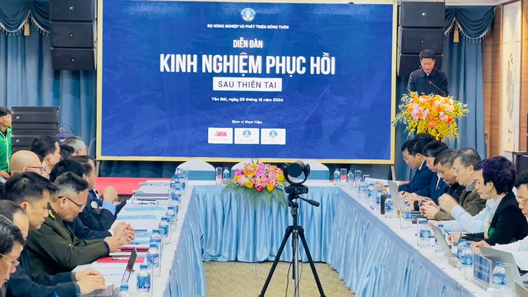 Các tham luận làm rõ những giải pháp phục hồi kinh tế sau bão. (Ảnh: THANH SƠN)