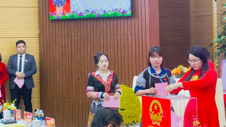 Các đại biểu Hội đồng nhân dân tỉnh bỏ phiếu bầu chức danh Chủ tịch Ủy ban nhân dân tỉnh. (Ảnh: THANH SƠN)