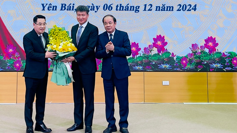 Thường trực Tỉnh ủy Yên Bái tặng hoa chúc mừng đồng chí Nguyễn Tuấn Anh. (Ảnh: THANH SƠN)