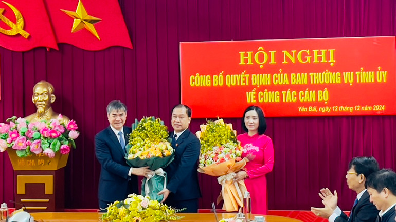 Trưởng Ban Tổ chức Chu Đình Ngữ tặng hoa chúc mừng. (Ảnh: THANH SƠN)