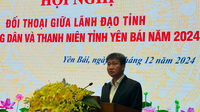 Bí thư Tỉnh ủy, Chủ tịch Ủy ban nhân dân tỉnh Trần Huy Tuấn trả lời ý kiến của nông dân Yên Bái. (Ảnh: THANH SƠN)