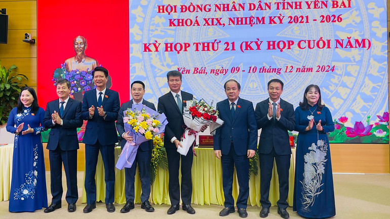 Lãnh đạo chủ chốt tỉnh Yên Bái tặng hoa chúc mừng. (Ảnh: THANH SƠN)