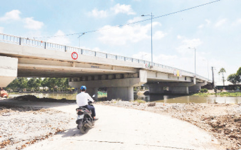 Tuy nhiên, hiện nay cầu chưa có đường dẫn để lưu thông.