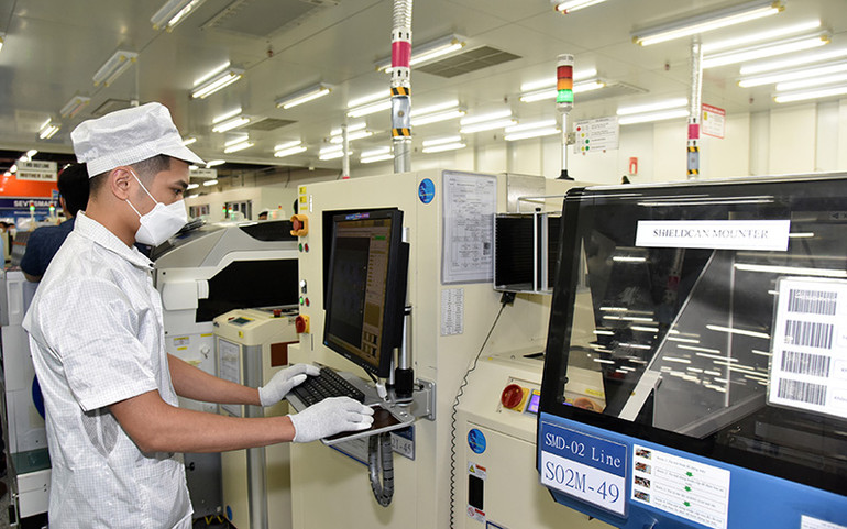 Dây chuyền sản xuất linh kiện điện tử ở Công ty TNHH Samsung Electronics Việt Nam Thái Nguyên. (Ảnh KHÁNH AN)