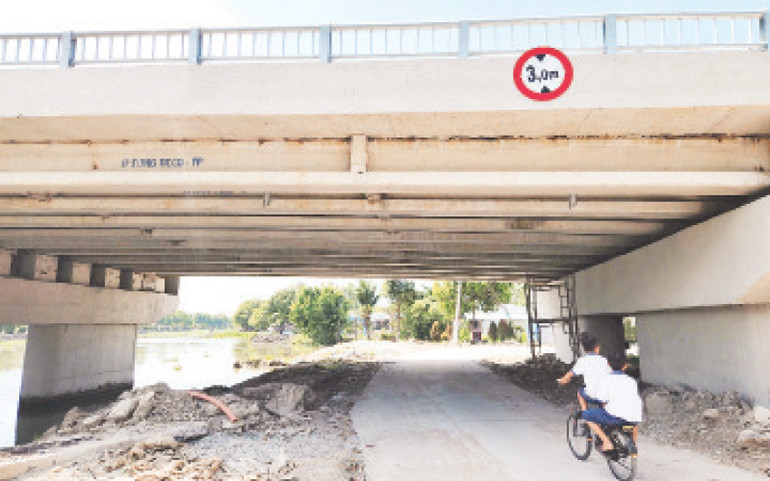 Người dân cho rằng, dự án Khu đô thị đông, tây Trung tâm hành chính huyện Giồng Riềng chậm tiến độ dẫn đến cầu tuyến tránh Giồng Riềng chưa lưu thông, gây lãng phí.