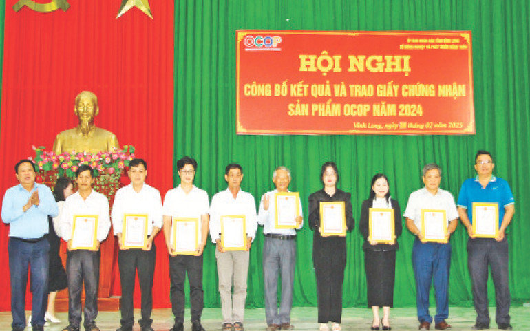 Trao chứng nhận cho các chủ thể có các sản phẩm đạt OCOP 4 sao.
