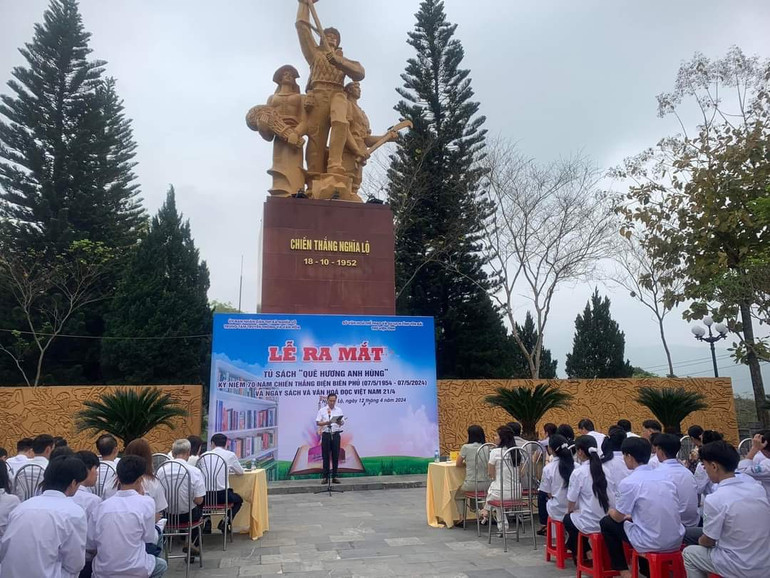 Giáo dục truyền thống cho thế hệ trẻ tại khu di tích. (Ảnh: THANH SƠN)