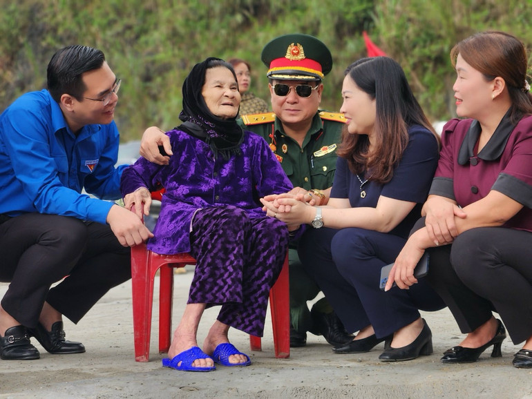 Gặp gỡ các cựu thanh niên xung phong tham gia Chiến dịch Điện Biên Phủ tại khu di tích. (Ảnh: THANH SƠN)