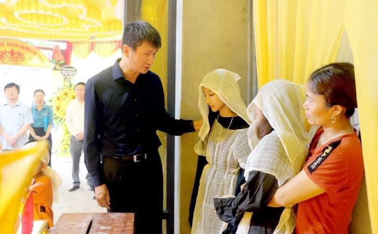 Chủ tịch Ủy ban nhân dân tỉnh Trần Huy Tuấn chia sẻ nỗi mất mát với gia đình nạn nhân. (Ảnh: THANH SƠN)