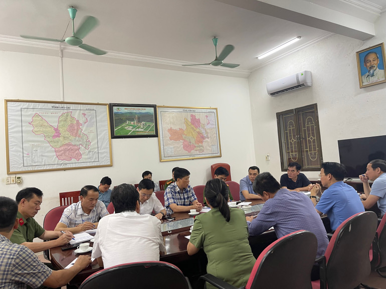 Ngay sau khi vụ việc xảy ra, lãnh đạo tỉnh tiến hành họp giải quyết vụ việc. (Ảnh: THANH SƠN)