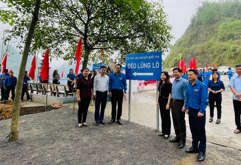 Các đại biểu chụp ảnh kỷ niệm tại khu di tích (Ảnh:THANH SƠN)