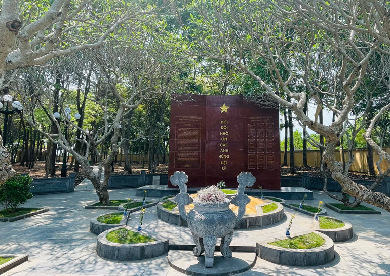 Khu mộ tập thể nơi an nghỉ của 9 chiến sĩ cách mạng hy sinh trong lúc vượt Căng Nghĩa Lộ. (Ảnh: THANH SƠN)