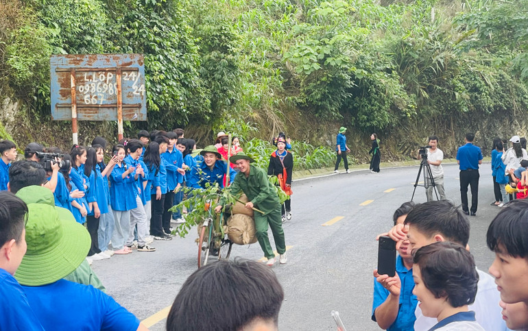 Tái hiện vận chuyển lương thực qua đèo Lũng Lô. (Ảnh: THANH SƠN)