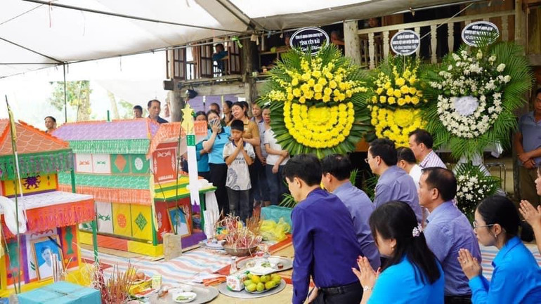 Lãnh đạo tỉnh Yên Bái, huyện Yên Bình chia sẻ nỗi đau mất mát với gia đình nạn nhân. (Ảnh: THANH SƠN)