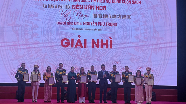 Các tác giả được trao giải Nhì.