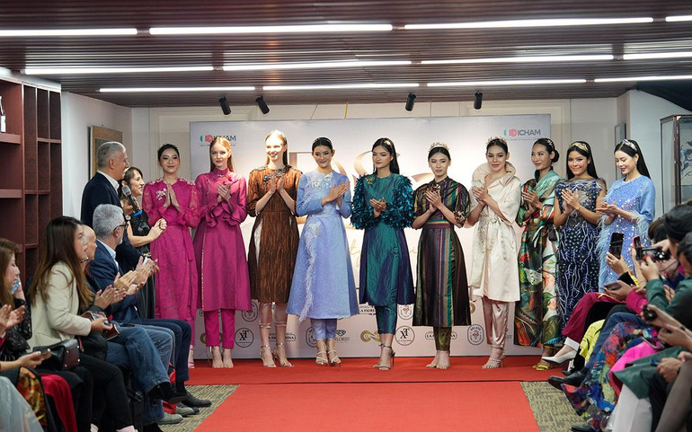 Các thiết kế của nhà tạo mẫu Italia Maria Elena Di Terlizzi.