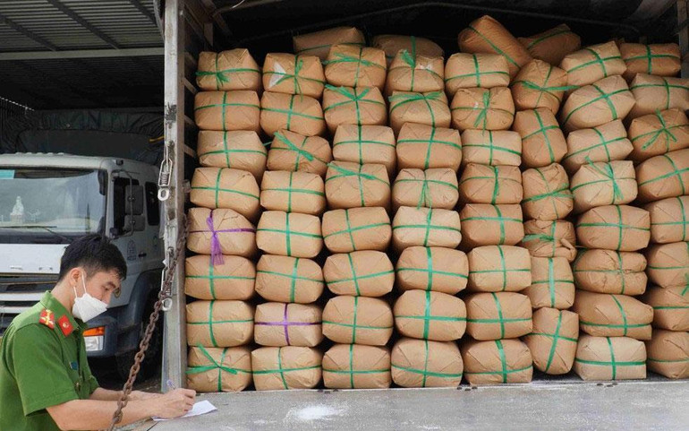 Tang vật đường cát bị thu giữ.