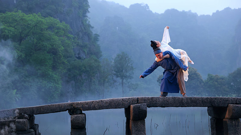 Hình ảnh người con cõng mẹ được thể hiện bằng những vũ điệu.