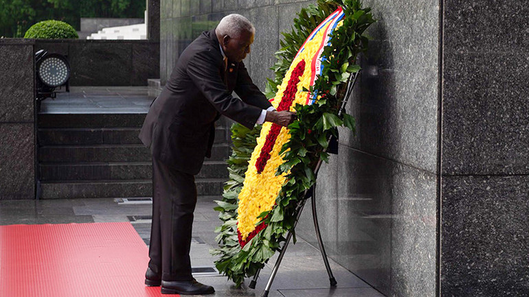 Chủ tịch Quốc hội Cuba Esteban Lazo Hernandez đặt vòng hoa tại Lăng Chủ tịch Hồ Chí Minh.