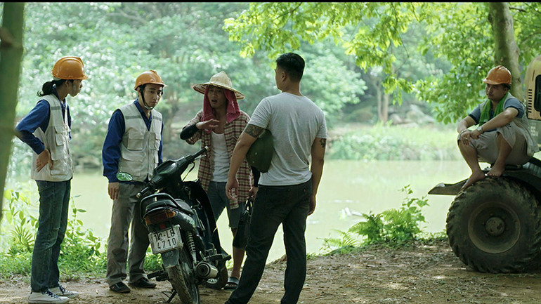 Mến (đội mũ lá) và Hiếu (áo trắng quay lưng lại) trong phim "Phố trong làng".