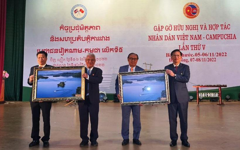 Tỉnh Đắk Nông tặng quà lưu niệm Ngài Vann Phal - Cố vấn Thủ tướng Hun Sen, Phó Chủ tịch Hội Hữu nghị Campuchia - Việt Nam bức tranh phong cảnh về tiềm năng phát triển du lịch của tỉnh.