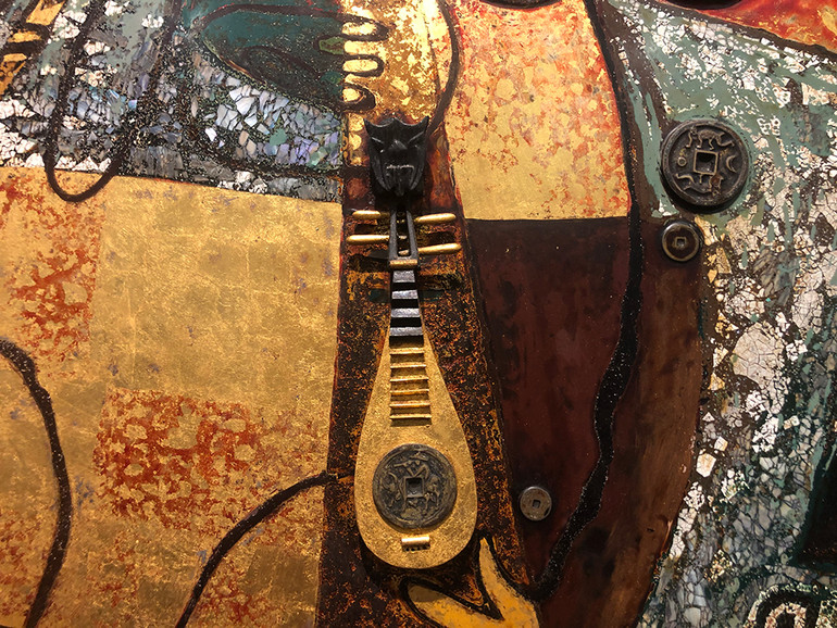 Chi tiết cây đàn và đồng xu trên bức tranh "Những tố nữ".