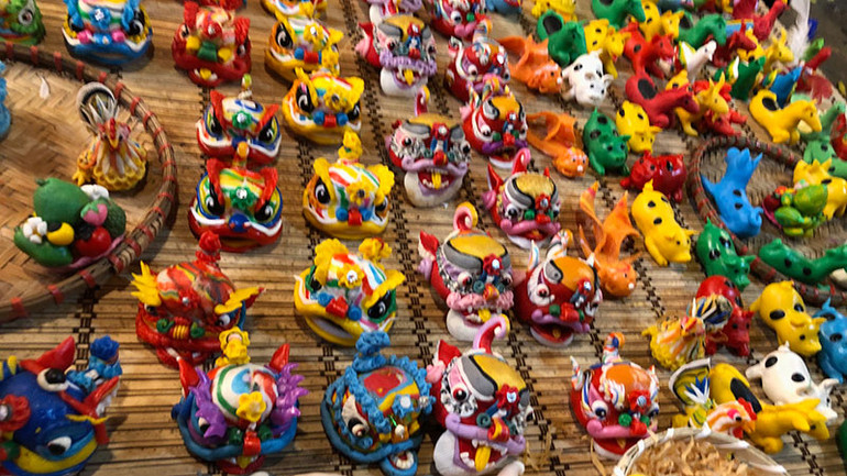 Con giống, mâm ngũ quả, đầu lân bằng bột nặn.