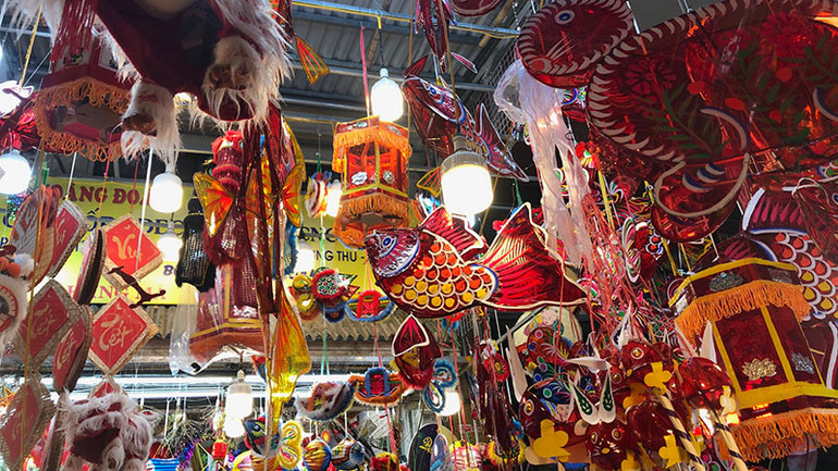 Các loại đèn truyền thống ở phố Hàng Mã, Hà Nội.