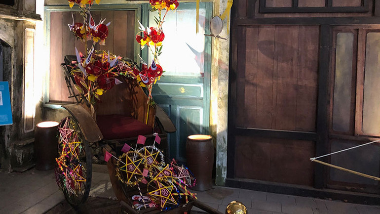 Trưng bày các loại đèn truyền thống ở Hoàng thành Thăng Long.