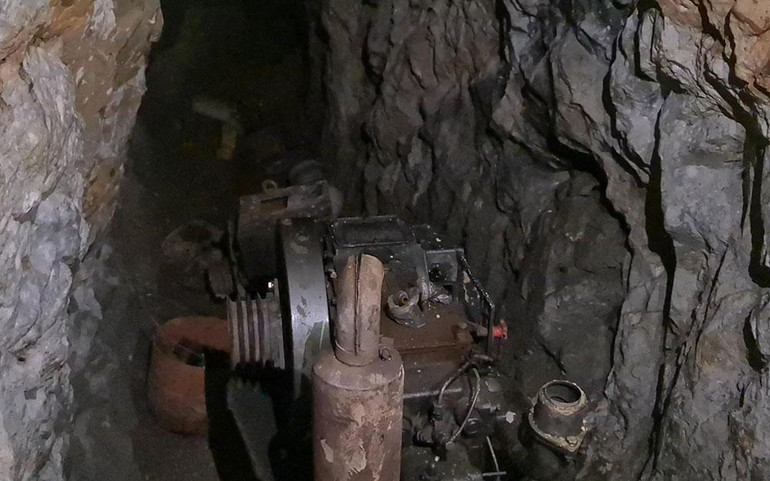 Nhiều dụng cụ, máy cơ giới và nhu yếu phẩm được di chuyển vào sâu bên trong hầm cất giấu khi có người lạ xuất hiện.