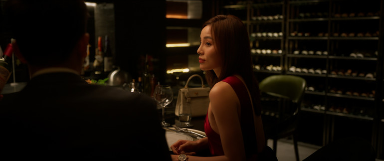 Ẩn sau vẻ đẹp lạnh lùng của nhân vật Karen là một sự toan tính.