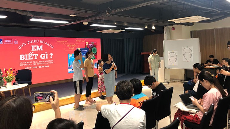 Chơi trò chơi, giao lưu nhân dịp ra mắt sách tại Nhà xuất bản Kim Đồng.