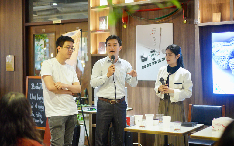 Các diễn giả chia sẻ về cuốn sách và về cà phê.
