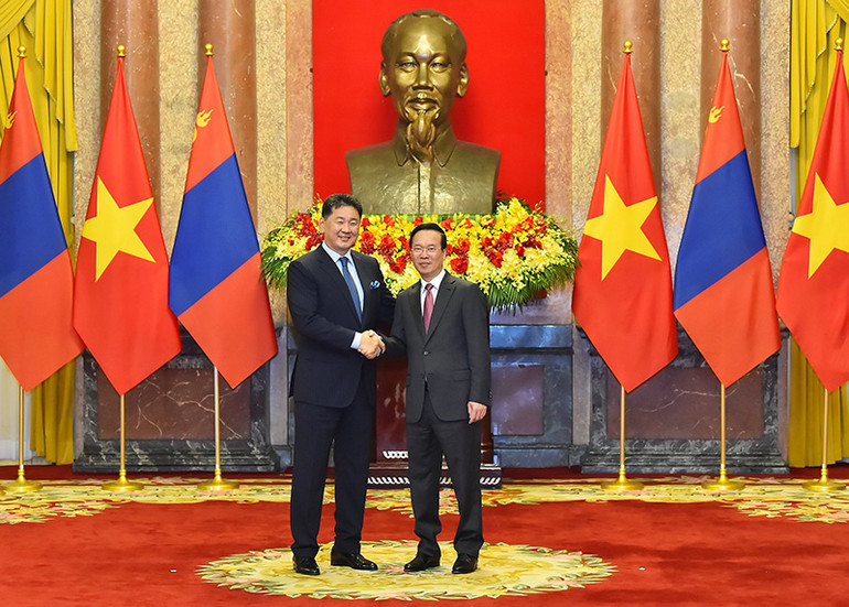 Chủ tịch nước Võ Văn Thưởng và Tổng thống Mông Cổ Ukhnaagiin Khurelsukh. (Ảnh: Thủy Nguyên) Chủ tịch nước Võ Văn Thưởng và Tổng thống Mông Cổ Ukhnaagiin Khurelsukh. (Ảnh: Thủy Nguyên)