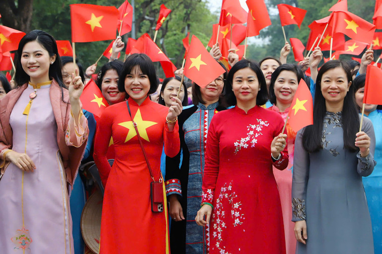 Lãnh đạo Hội Liên hiệp phụ nữ Việt Nam tham gia lễ diễu hành.