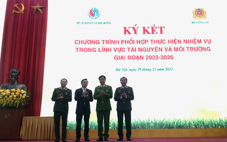 Bộ trưởng Tài nguyên và Môi trường Trần Hồng Hà trao Kỷ niệm chương "Vì sự nghiệp tài nguyên và môi trường" cho các cá nhân thuộc Bộ Công an.