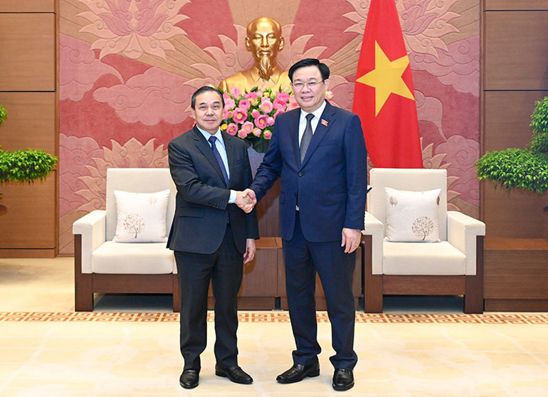Chủ tịch Quốc hội Vương Đình Huệ và Đại sứ Lào Sengphet Houngboungnuang. Chủ tịch Quốc hội Vương Đình Huệ và Đại sứ Lào Sengphet Houngboungnuang.
