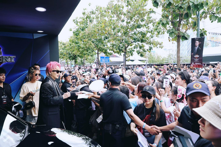 Duy Khánh giao lưu cùng fan trước concert. Duy Khánh giao lưu cùng fan trước concert.